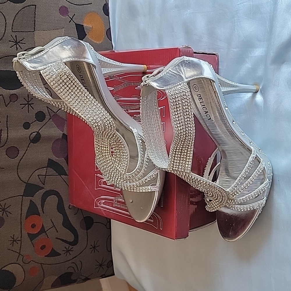 EUC silver Delicacy heels sz 10